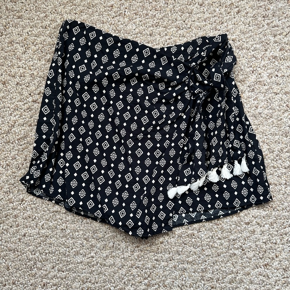 ✅3/$24 Zara Geo Skort w/tie front